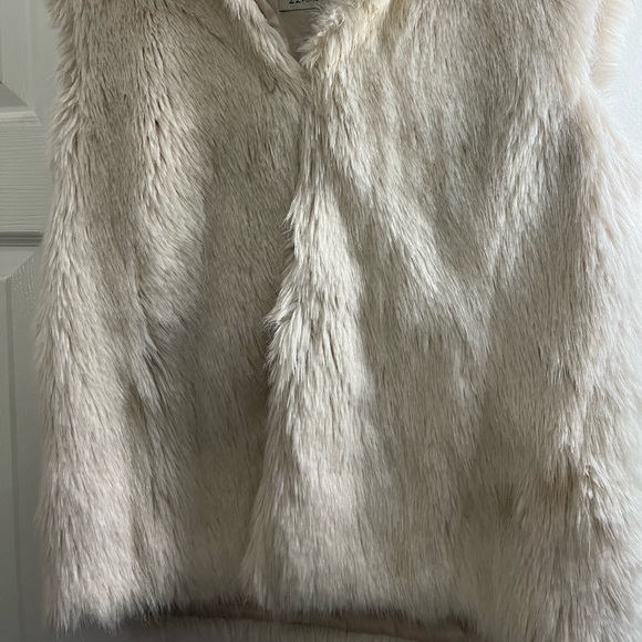 Jack Wills- White faux fur vest - Picture 2 of 3
